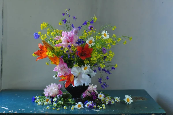 Tahta Bir Arka Planda Vazoda Güzel Bir Buket Çiçek — Stok fotoğraf