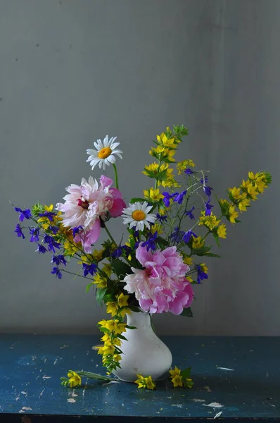 Stillleben Mit Frischen Frühlingsblumen Auf Blauem Hintergrund — Stockfoto
