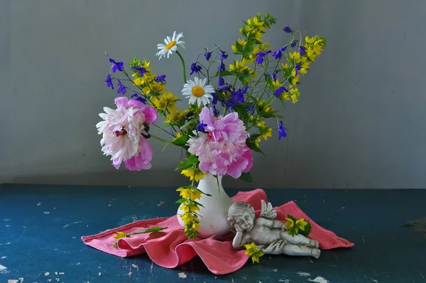Karanlık Arka Planda Güzel Çiçekler — Stok fotoğraf