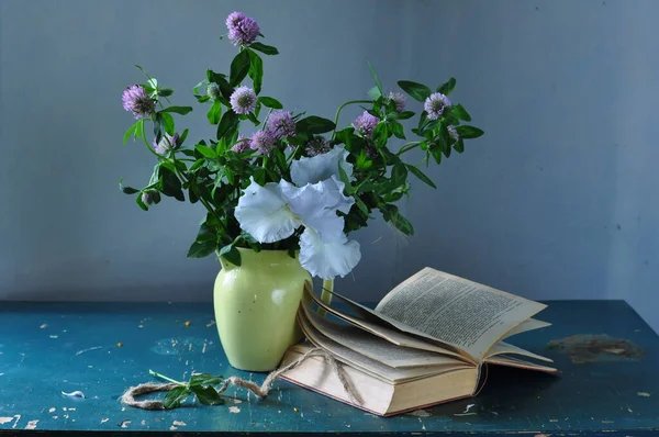 Güzel Bir Buket Çiçek Ahşap Arka Planda Bir Kitap — Stok fotoğraf