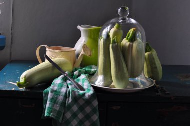 yeşil ve mavi sebzeler, ahşap arka planda, yakın plan