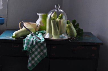 yeşil sebzeler masada 