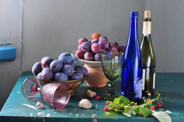 Tahta masada taze üzüm ve üzümlerle dolu bir hayat. 