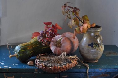 Sonbaharda hayat durgun hayat ve bir buket sonbahar çiçeği. 