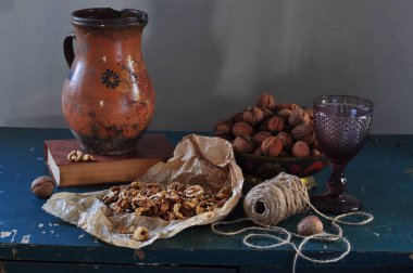 Kahveli, fasulyeli ve fındıklı kompozisyon.