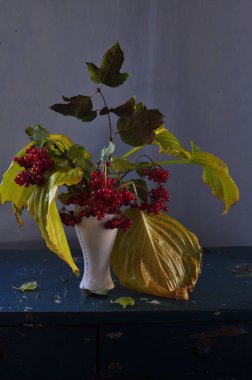 Bir vazo, çiçekler, böğürtlenler, koniler ve bir buketle sonbahar durgun hayatı