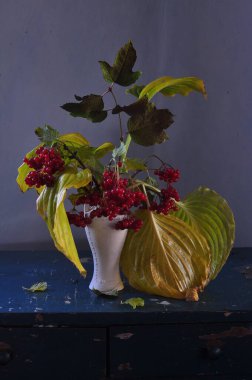 Çiçekler ve yapraklarla dolu bir hayat