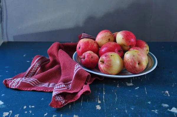 黑盘上新鲜成熟的红苹果 — 图库照片