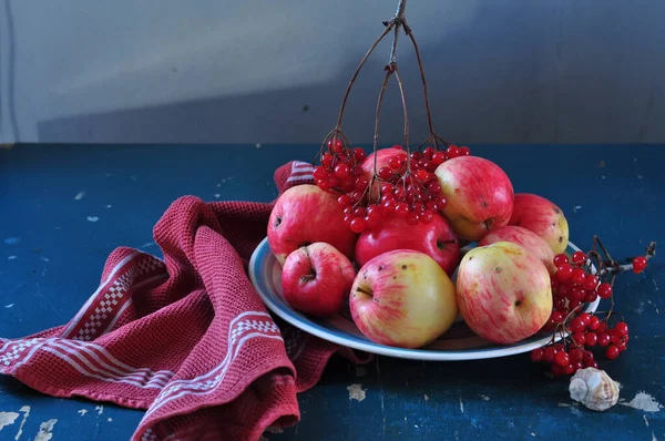 在木制桌子上的篮子里放新鲜的红苹果 — 图库照片