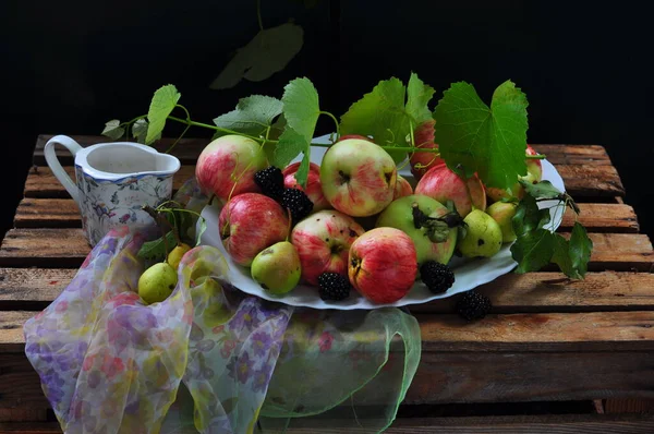 新鲜成熟的苹果 在深色木制背景的篮子里 — 图库照片