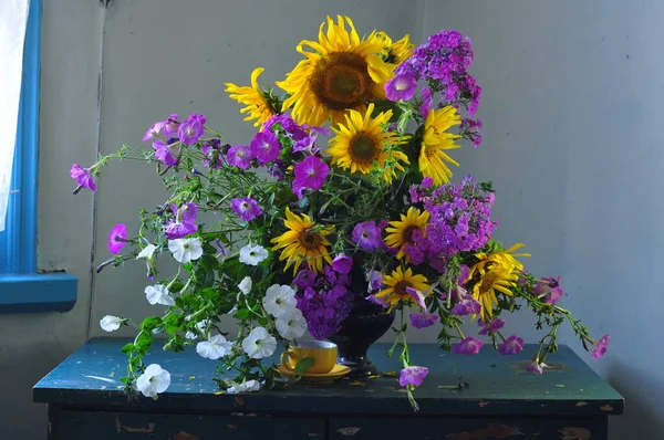 Ahşap Bir Masanın Arka Planında Vazodaki Güzel Çiçekler — Stok fotoğraf