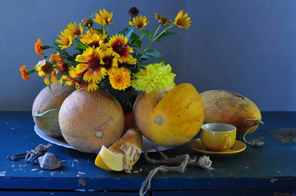 Ahşap Arka Planda Sarı Kavun Sebzeler — Stok fotoğraf