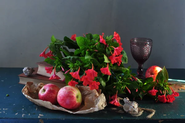 Stillleben Mit Einem Strauß Roter Und Rosa Rosen — Stockfoto