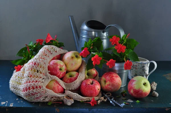 在木制背景的玻璃瓶里放新鲜的苹果和梨 — 图库照片