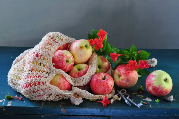 木制底座上成熟的红苹果 — 图库照片