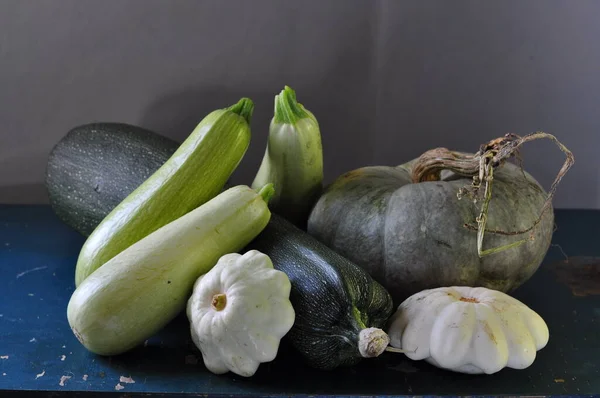 Verdure Fresche Biologiche Zucchine Cipolla Aglio Altri Frutti Fondo Legno — Foto Stock
