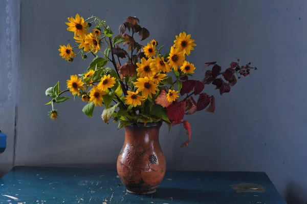 Nature Morte Con Bouquet Fiori Gialli Una Giornata Autunnale — Foto Stock