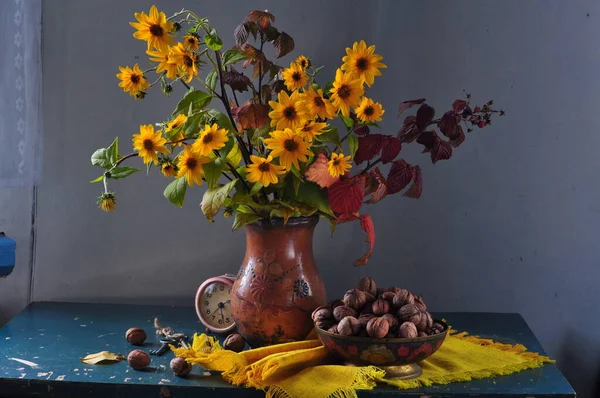 Sonbahar Çiçekleri Yapraklarının Durgun Yaşamı — Stok fotoğraf