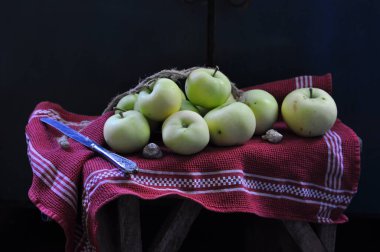 Siyah arkaplanda taze ve sulu elmalar