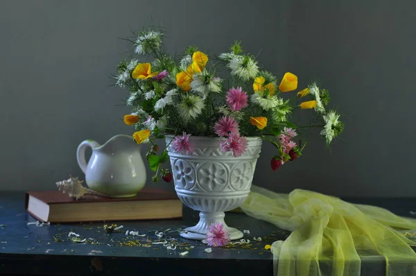 Gyönyörű Csokor Virág Egy Vázában Egy Háttér — Stock Fotó