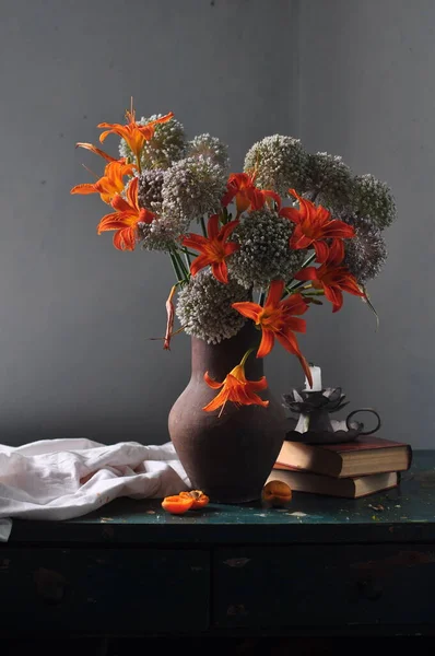 Bir Buket Çiçek Bir Vazoyla Durgun Bir Hayat — Stok fotoğraf