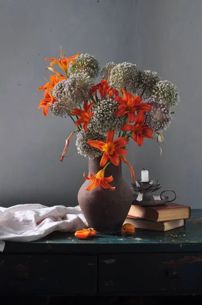 Çiçeklerle Dolu Sakin Bir Hayat Vazoda Bir Buket Yabani Çiçek — Stok fotoğraf