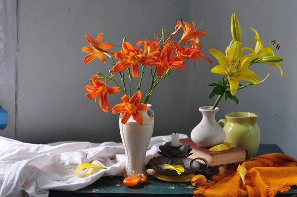 Beyaz Arka Planda Vazodaki Güzel Çiçekler — Stok fotoğraf