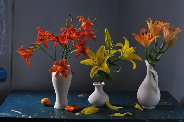 Vazoda Renkli Çiçeklerle Dolu Güzel Sakin Bir Hayat — Stok fotoğraf