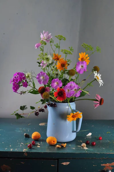 Schöne Blumen Einer Vase Auf Einem Hölzernen Hintergrund — Stockfoto
