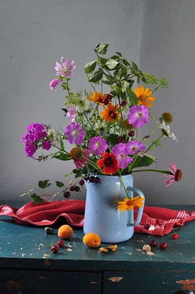 Ahşap Bir Arka Planda Vazoda Güzel Çiçekler — Stok fotoğraf