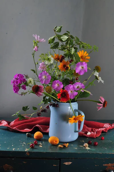 Stillleben Mit Schönen Blumen Und Blättern Auf Dem Hintergrund Der — Stockfoto