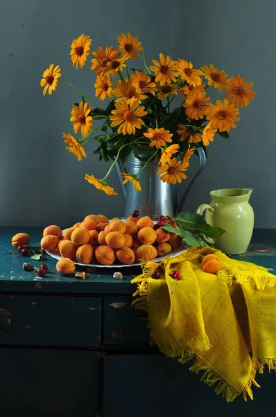Stillleben Mit Einem Blumenstrauß Und Einem Krug Mit Gelben Chrysanthemen — Stockfoto