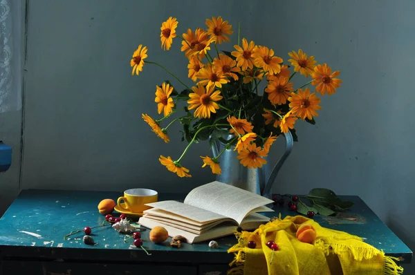 Kitap Sonbahar Yaprakları Ile Natürmort — Stok fotoğraf