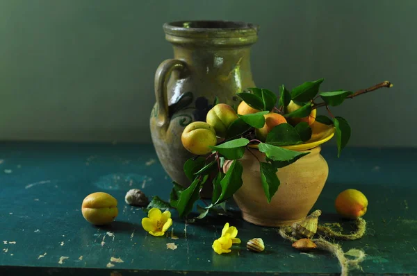 Vidro Com Limão Alecrim Frutas Secas — Fotografia de Stock