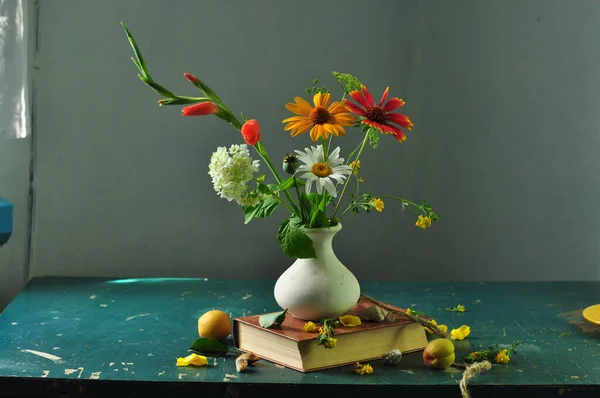 Stillleben Mit Frischen Gelben Tulpen Und Einem Krug Wasser — Stockfoto