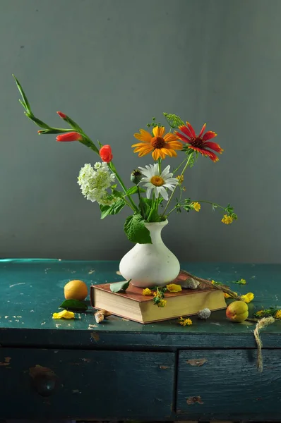 Stillleben Mit Blumen Und Früchten Auf Einem Hölzernen Hintergrund Sommerzeit — Stockfoto