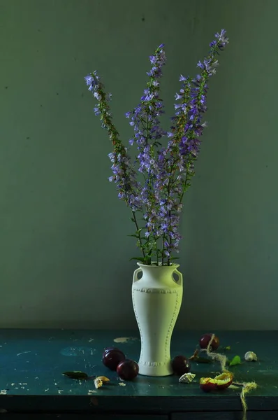 Karanlık Bir Arka Planda Güzel Bir Buket Çiçek — Stok fotoğraf