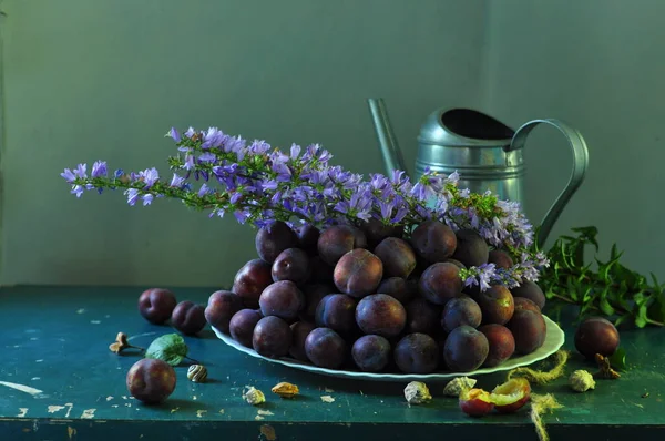 Fresh Purple Plums Flowers Old Table — Stock Photo, Image