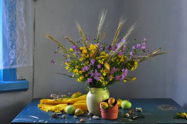 Masanın Üzerinde Sarı Siyah Renkli Güzel Çiçekler — Stok fotoğraf