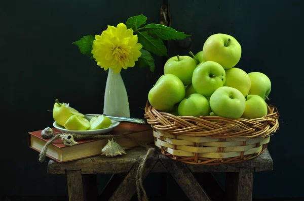 Verse Groene Appels Een Mandje Een Zwarte Achtergrond — Stockfoto