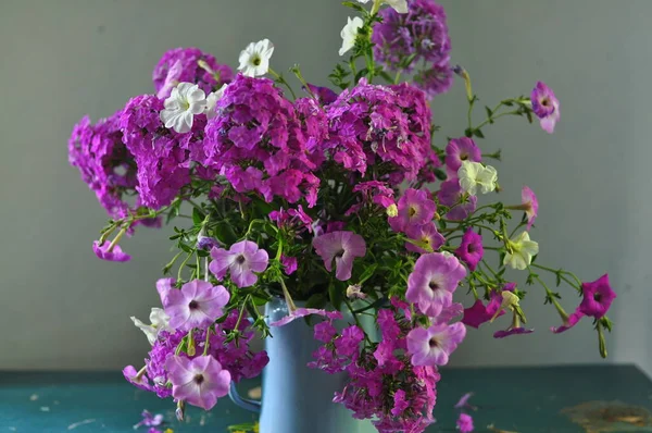 Schöne Fliederfarbene Blumen Einer Glasvase Auf Einem Hölzernen Hintergrund — Stockfoto