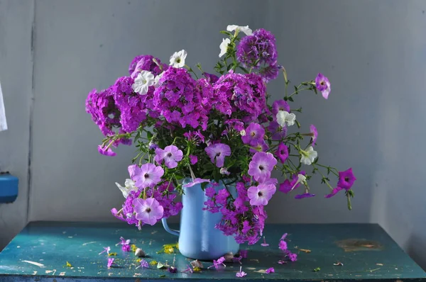 Schöner Blumenstrauß Auf Einem Hölzernen Hintergrund — Stockfoto