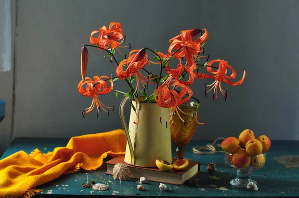 Bir Buket Çiçek Bir Kavanoz Meyve Ile Durgun Bir Hayat — Stok fotoğraf