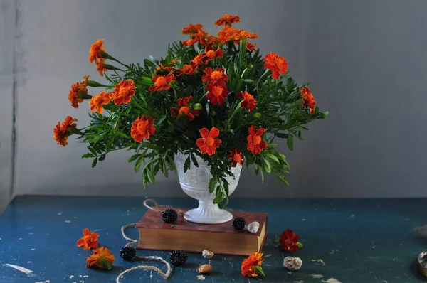 Vacker Bukett Blommor Vas Trä Bakgrund — Stockfoto
