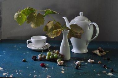 Olgun kavun, üzüm ve bir buket yaz çiçeği.