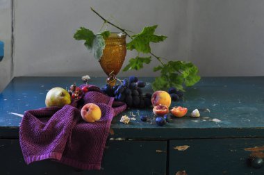 Mavi üzümlü, şeftalili ve diğer meyveli hayat