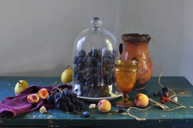 Mavi üzümlü, şeftalili ve diğer meyveli hayat