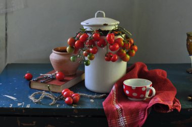 Eski tarz ahşap bir masada olgun ve kırmızı domateslerle dolu bir hayat.