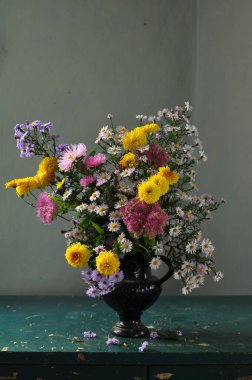 Sepetinde leylak çiçekleri olan güzel bir buket.