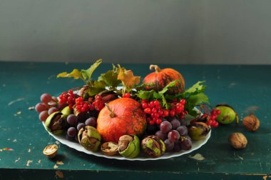 Sonbahar hasadı ve sebze ve meyvelerle dolu bir hayat.